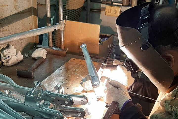 Welding the rear swing arm of the FLIT-16 folding ebike